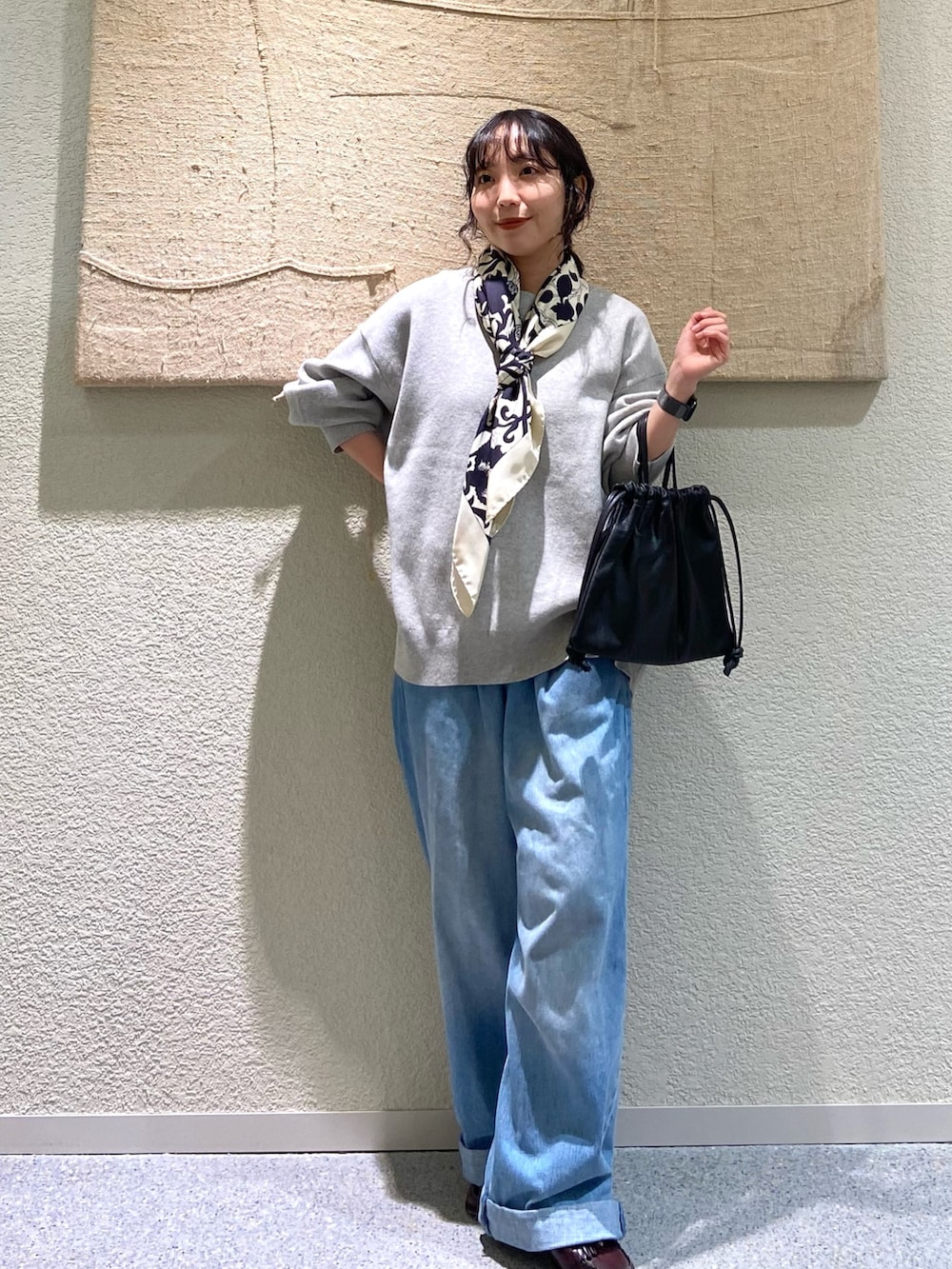 ブラック系のノーカラージャケット、ブラック系のノーカラージャケット、ベージュ系のニット/セーターを着用したレディースの秋コーディネートの2枚目の写真