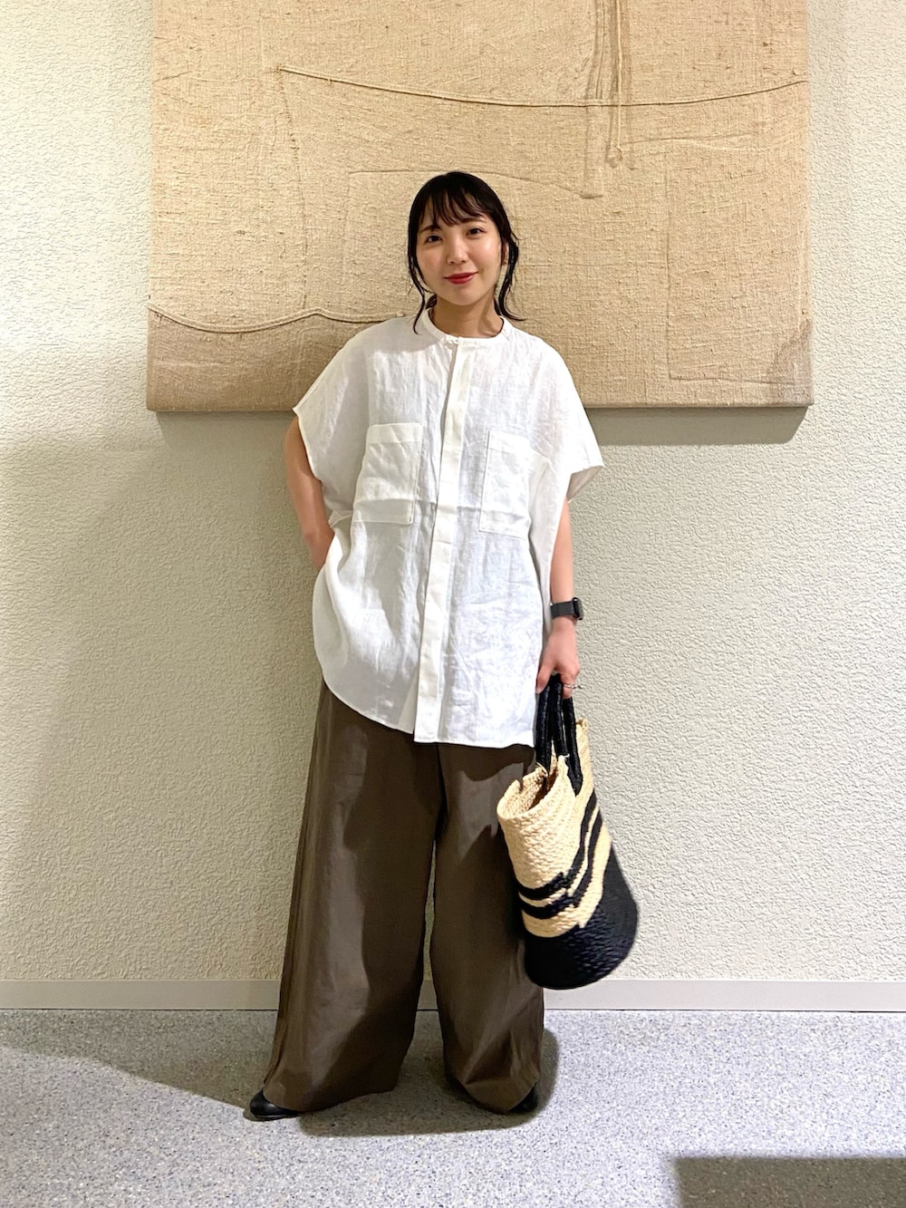 ホワイト系のシャツ/ブラウス、ホワイト系のシャツ/ブラウス、グリーン系のその他パンツを着用したレディースの夏コーディネートの2枚目の写真