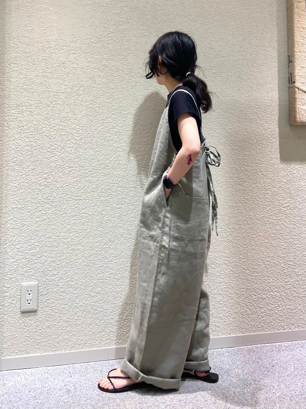 ベージュ系のサロペット/オーバーオール、ホワイト系のショルダーバッグ、ブラック系のTシャツ/カットソーを着用したレディースの夏コーディネートの4枚目の写真