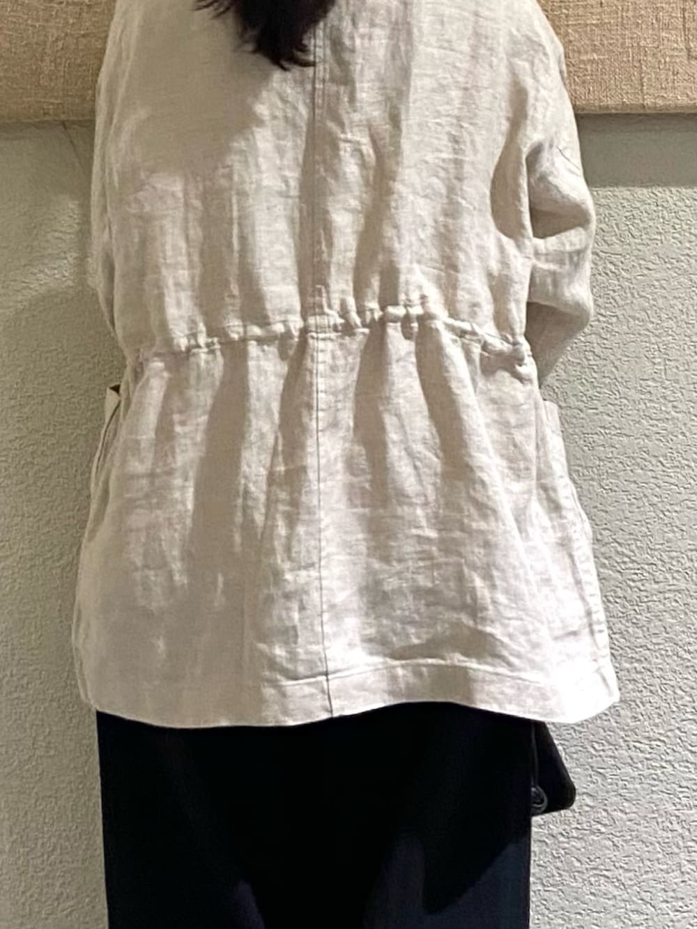 ホワイト系のシャツ/ブラウス、ホワイト系のシャツ/ブラウス、ブラック系のその他パンツを着用したレディースの冬コーディネートの5枚目の写真