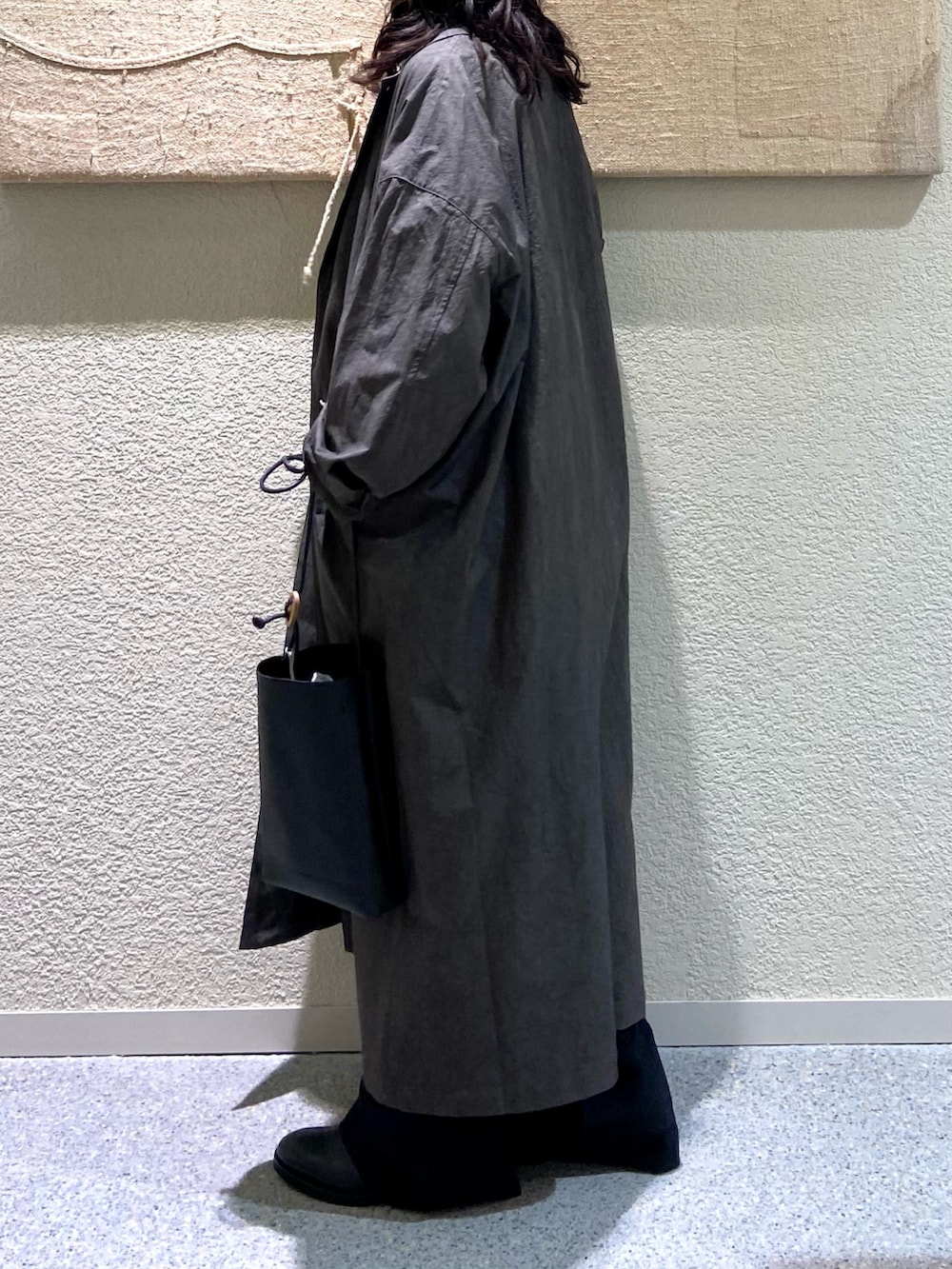 ブラック系のショルダーバッグ、ブラック系のその他パンツ、ブラック系のその他パンツを着用したレディースの冬コーディネートの6枚目の写真