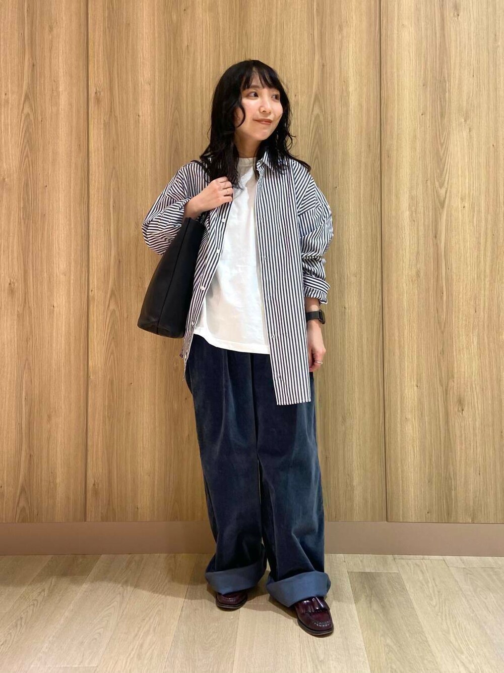 その他のシャツ/ブラウス、ブルー系のその他パンツ、ブラック系のトートバッグを着用したレディースの冬コーディネートの2枚目の写真