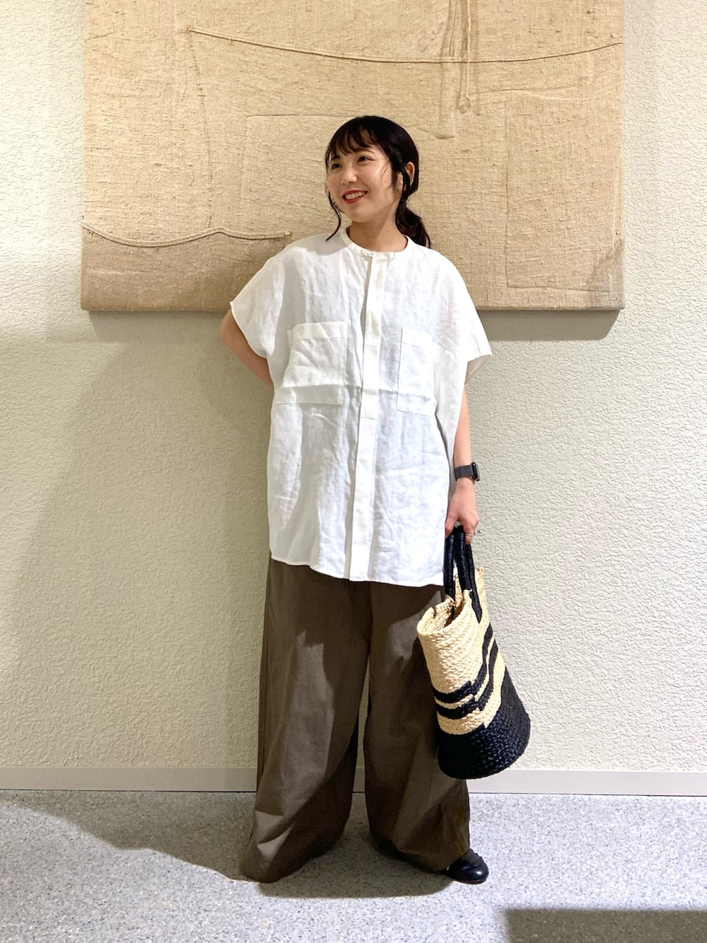 ホワイト系のシャツ/ブラウス、ホワイト系のシャツ/ブラウス、グリーン系のその他パンツを着用したレディースの夏コーディネートの3枚目の写真