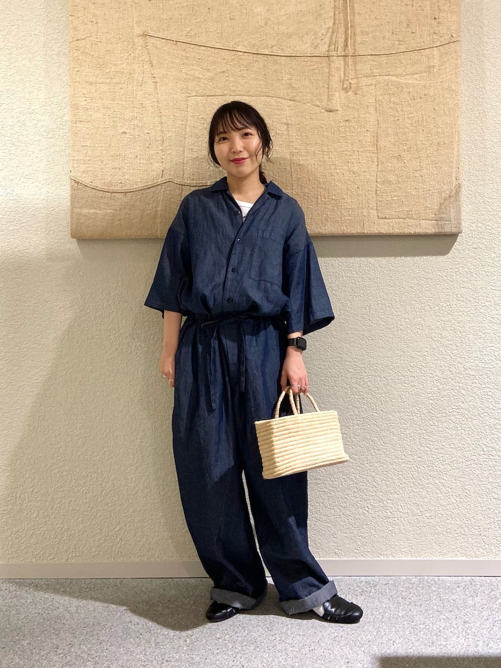 ブルー系のその他パンツ、ブルー系のその他パンツ、ベージュ系のかごバッグを着用したレディースの夏コーディネートの5枚目の写真