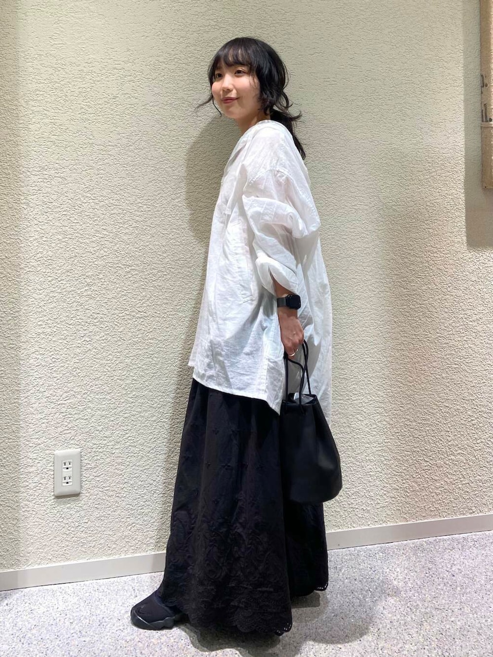 ブラック系のその他パンツ、ホワイト系のシャツ/ブラウス、ブラック系のその他雑貨を着用したレディースの夏コーディネートの2枚目の写真