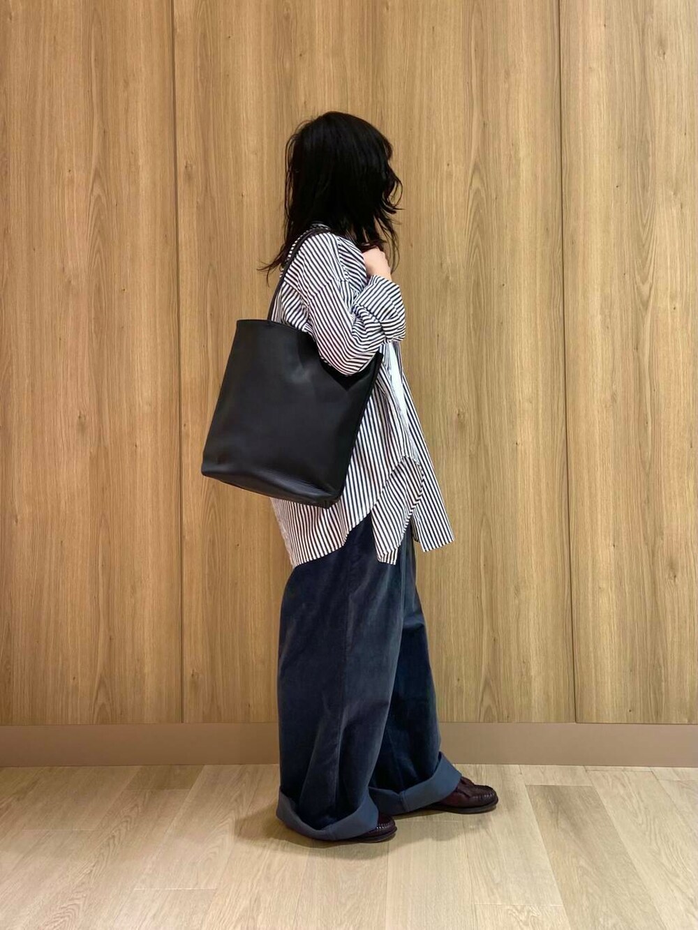 その他のシャツ/ブラウス、ブルー系のその他パンツ、ブラック系のトートバッグを着用したレディースの冬コーディネートの5枚目の写真