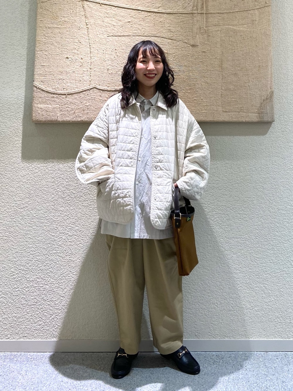 グレー系のシャツ/ブラウス、ホワイト系のダウンジャケット/コート、グレー系のシャツ/ブラウスを着用したレディースの冬コーディネートの6枚目の写真