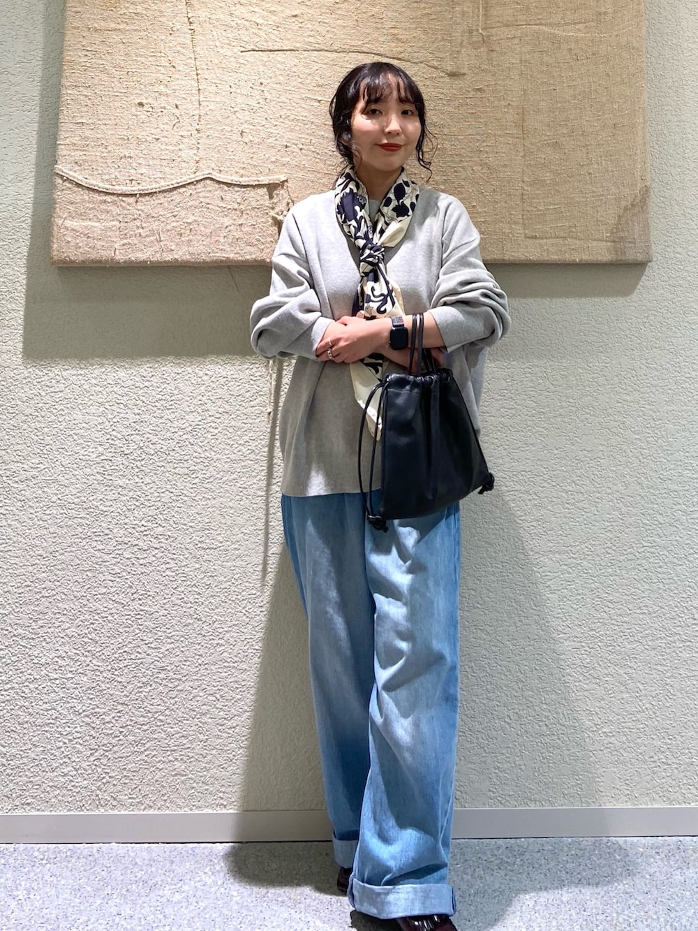 ブラック系のノーカラージャケット、ブラック系のノーカラージャケット、ベージュ系のニット/セーターを着用したレディースの秋コーディネートの5枚目の写真