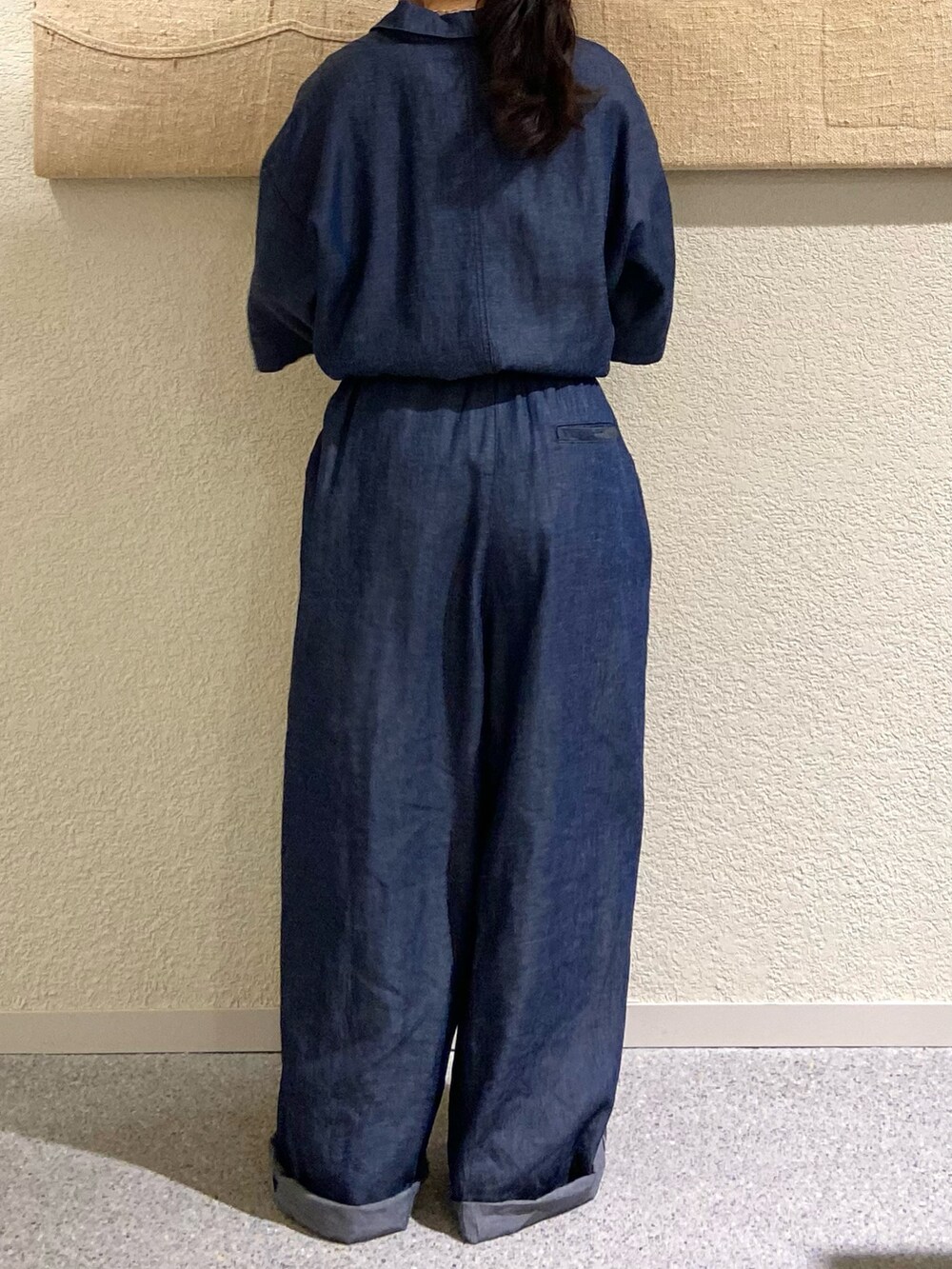 ブルー系のその他パンツ、ブルー系のその他パンツ、ベージュ系のかごバッグを着用したレディースの夏コーディネートの4枚目の写真