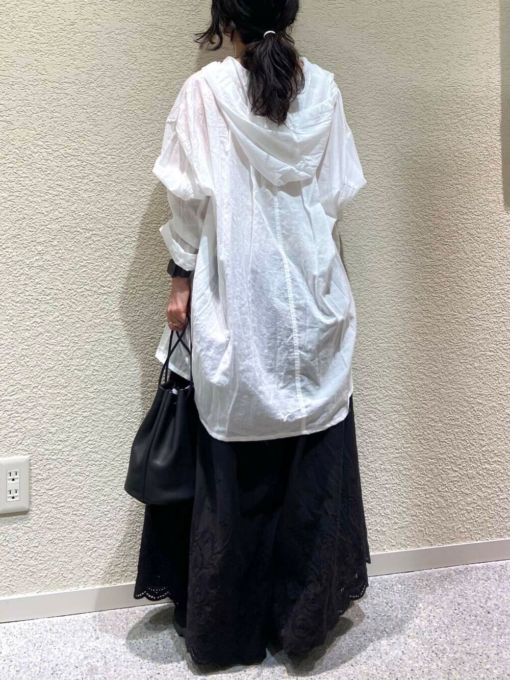 ブラック系のその他パンツ、ホワイト系のシャツ/ブラウス、ブラック系のその他雑貨を着用したレディースの夏コーディネートの6枚目の写真