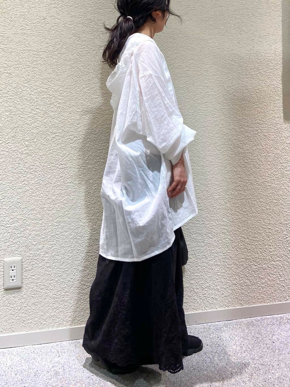 ブラック系のその他パンツ、ホワイト系のシャツ/ブラウス、ブラック系のその他雑貨を着用したレディースの夏コーディネートの5枚目の写真