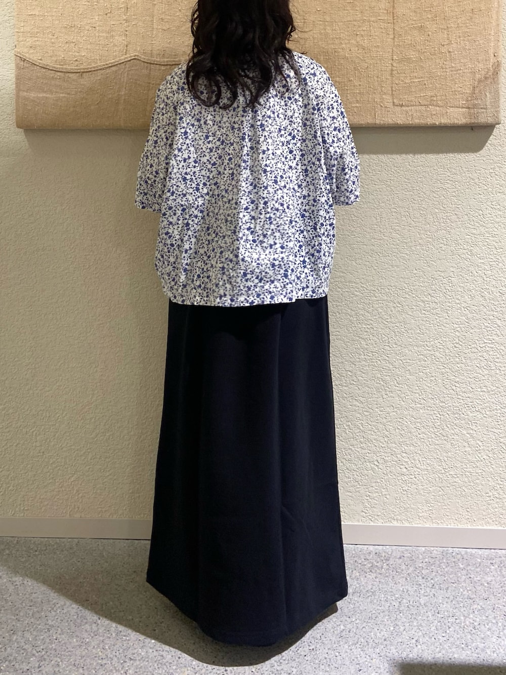 ホワイト系のカーディガン/ボレロ、ホワイト系のタンクトップ、ブラック系のスカートを着用したレディースの夏コーディネートの4枚目の写真