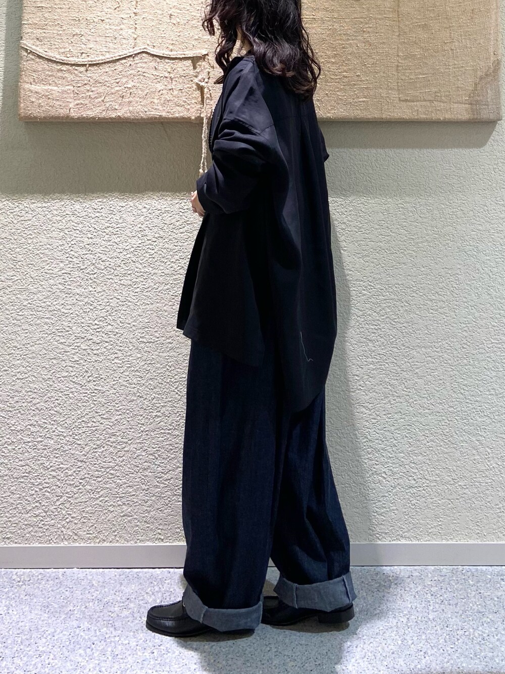 ブラック系のシャツ/ブラウス、グレー系のTシャツ/カットソー、グレー系のTシャツ/カットソーを着用したレディースの冬コーディネートの3枚目の写真