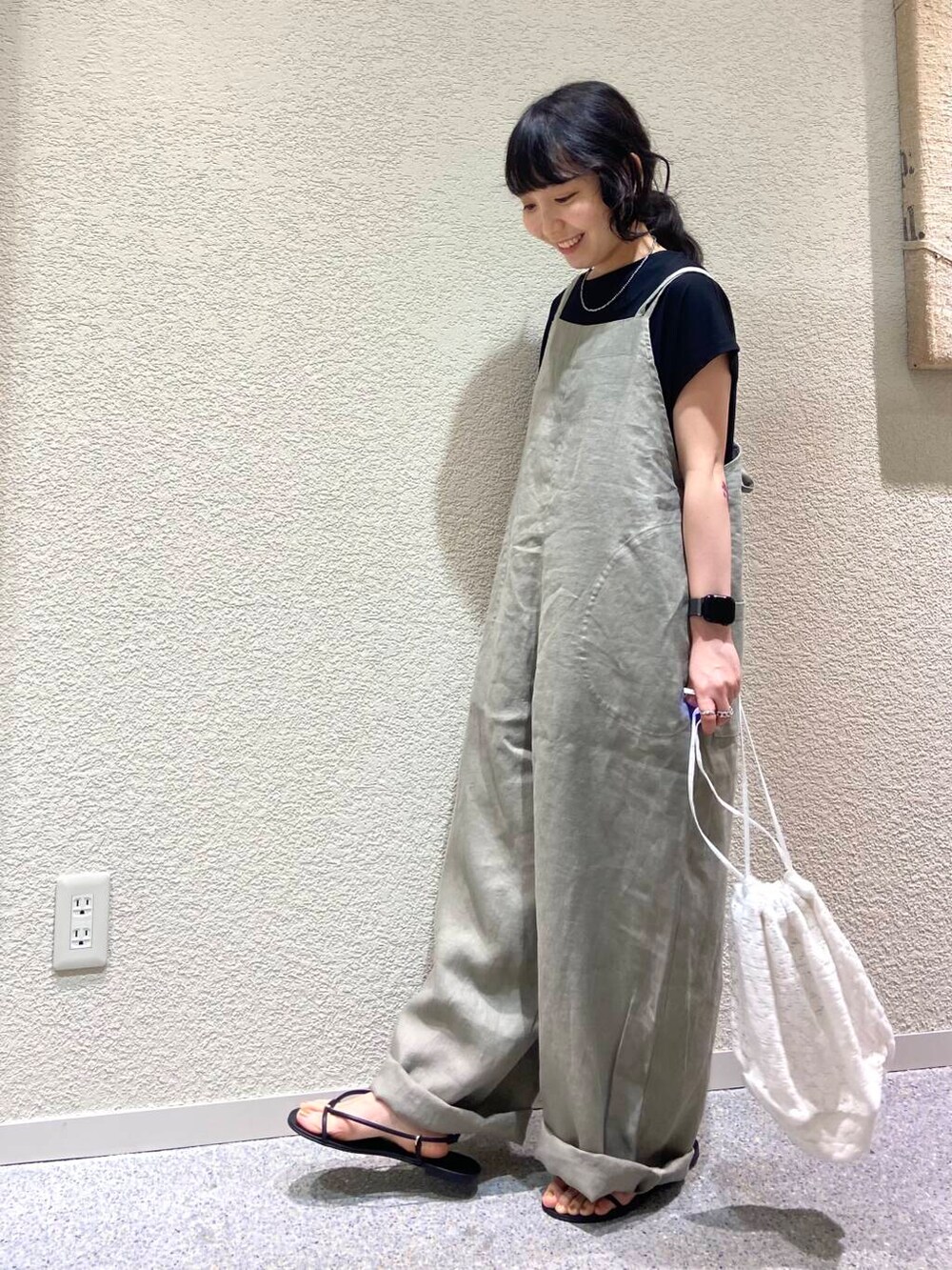 ベージュ系のサロペット/オーバーオール、ホワイト系のショルダーバッグ、ブラック系のTシャツ/カットソーを着用したレディースの夏コーディネートの2枚目の写真