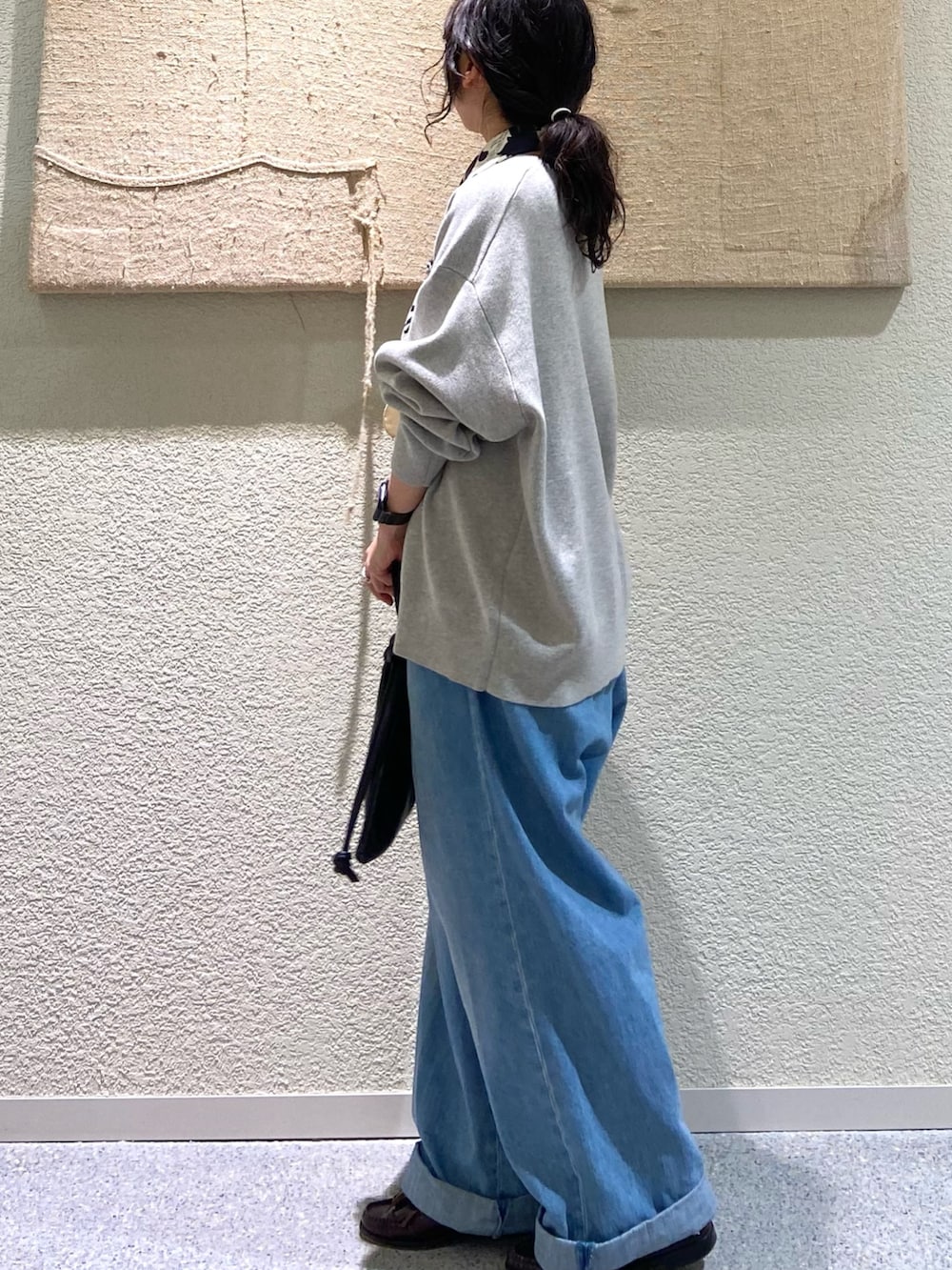 ブラック系のノーカラージャケット、ブラック系のノーカラージャケット、ベージュ系のニット/セーターを着用したレディースの秋コーディネートの3枚目の写真