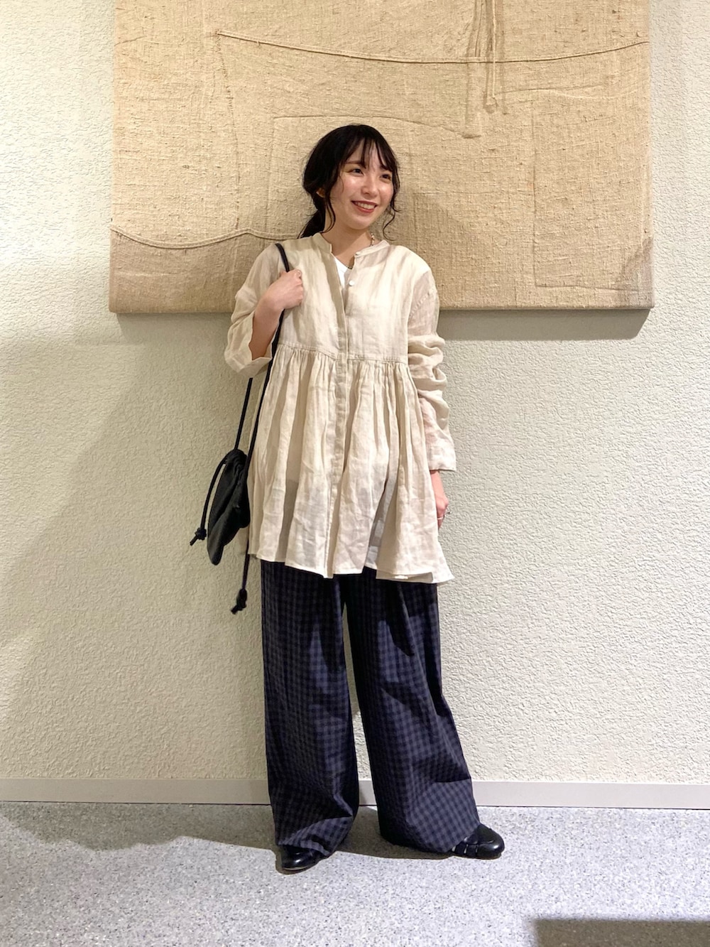 ベージュ系のシャツ/ブラウス、グレー系のその他パンツ、ブラック系のショルダーバッグを着用したレディースの春コーディネートの6枚目の写真