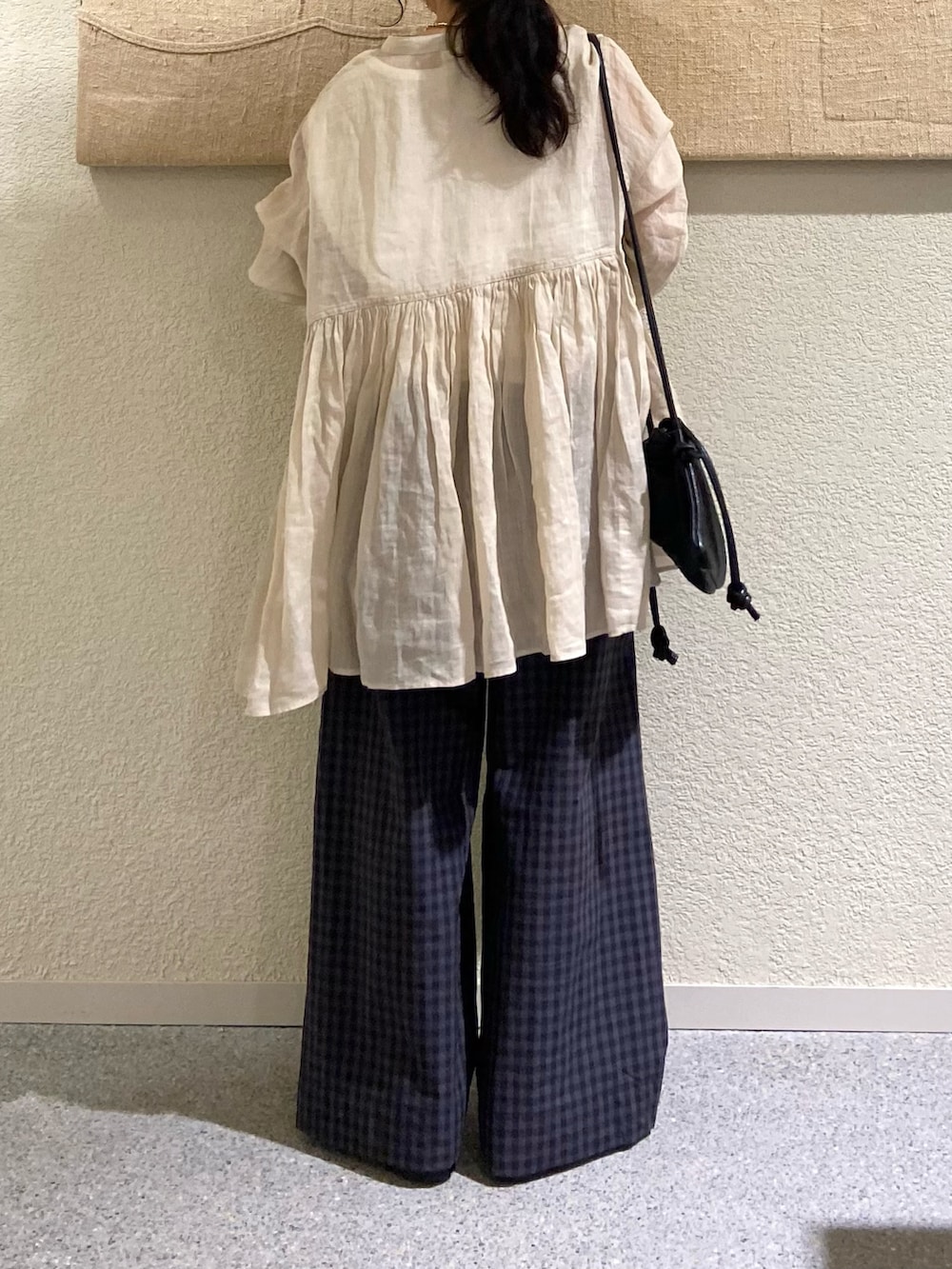ベージュ系のシャツ/ブラウス、グレー系のその他パンツ、ブラック系のショルダーバッグを着用したレディースの春コーディネートの5枚目の写真