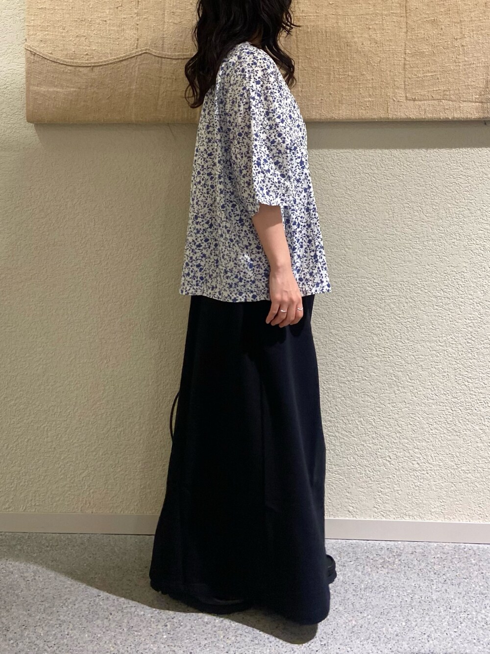 ホワイト系のカーディガン/ボレロ、ホワイト系のタンクトップ、ブラック系のスカートを着用したレディースの夏コーディネートの5枚目の写真