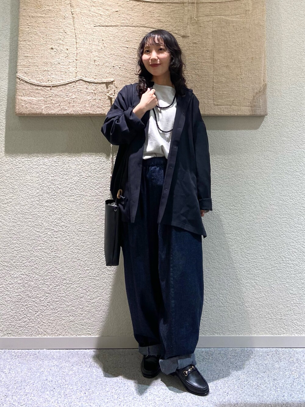 ブラック系のシャツ/ブラウス、グレー系のTシャツ/カットソー、グレー系のTシャツ/カットソーを着用したレディースの冬コーディネートの2枚目の写真