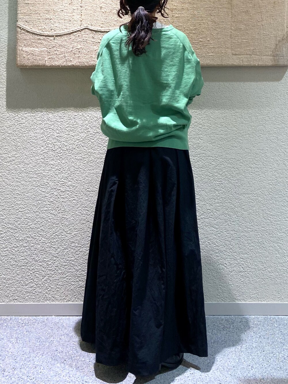 グリーン系のニット/セーター、グリーン系のニット/セーター、ホワイト系のTシャツ/カットソーを着用したレディースの冬コーディネートの4枚目の写真