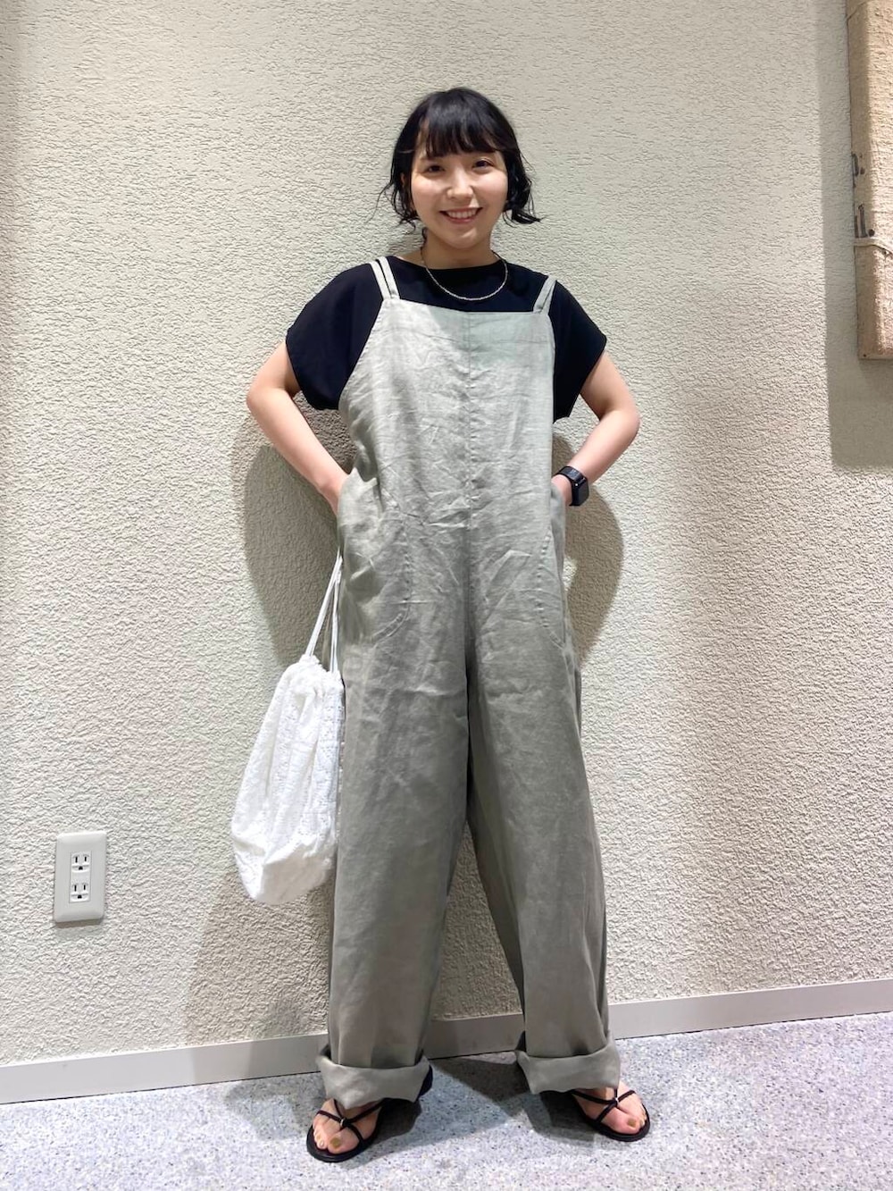 ベージュ系のサロペット/オーバーオール、ホワイト系のショルダーバッグ、ブラック系のTシャツ/カットソーを着用したレディースの夏コーディネートの5枚目の写真