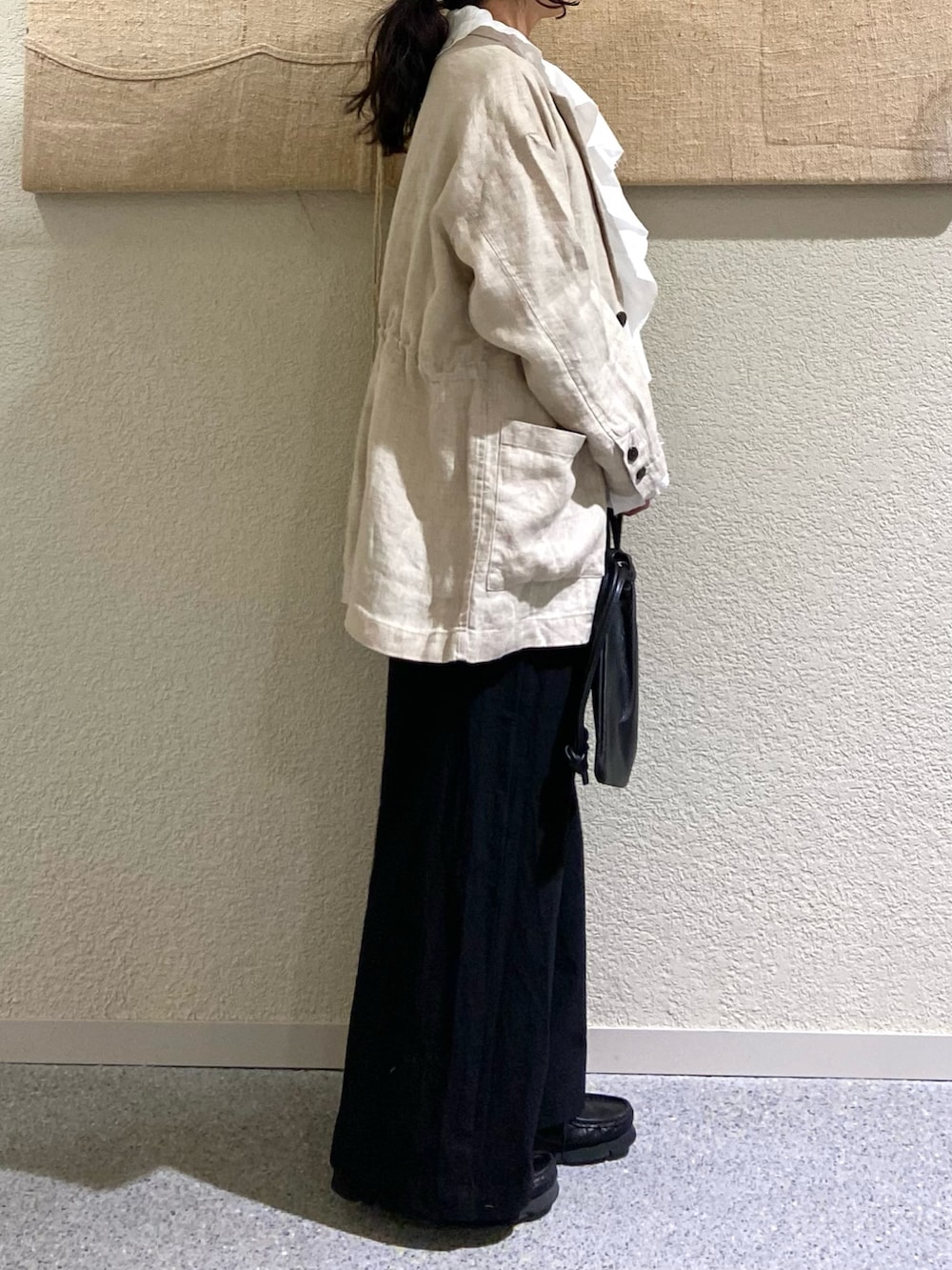 ホワイト系のシャツ/ブラウス、ホワイト系のシャツ/ブラウス、ブラック系のその他パンツを着用したレディースの冬コーディネートの4枚目の写真