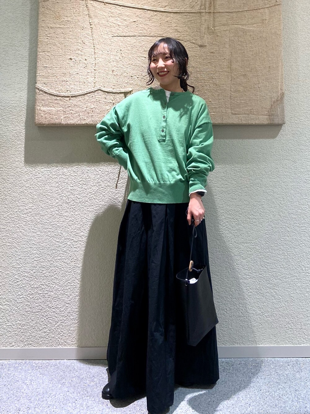 グリーン系のニット/セーター、グリーン系のニット/セーター、ホワイト系のTシャツ/カットソーを着用したレディースの冬コーディネートの5枚目の写真