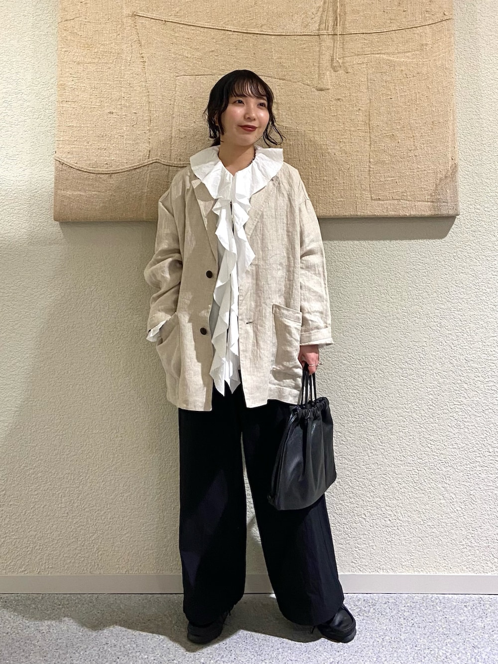 ホワイト系のシャツ/ブラウス、ホワイト系のシャツ/ブラウス、ブラック系のその他パンツを着用したレディースの冬コーディネートの3枚目の写真