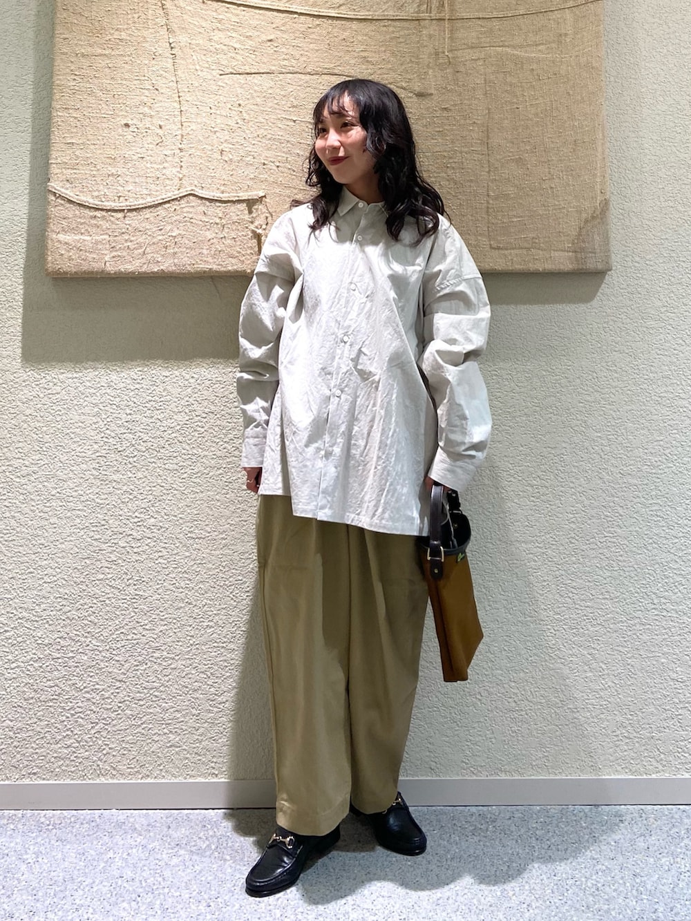 グレー系のシャツ/ブラウス、ホワイト系のダウンジャケット/コート、グレー系のシャツ/ブラウスを着用したレディースの冬コーディネートの5枚目の写真