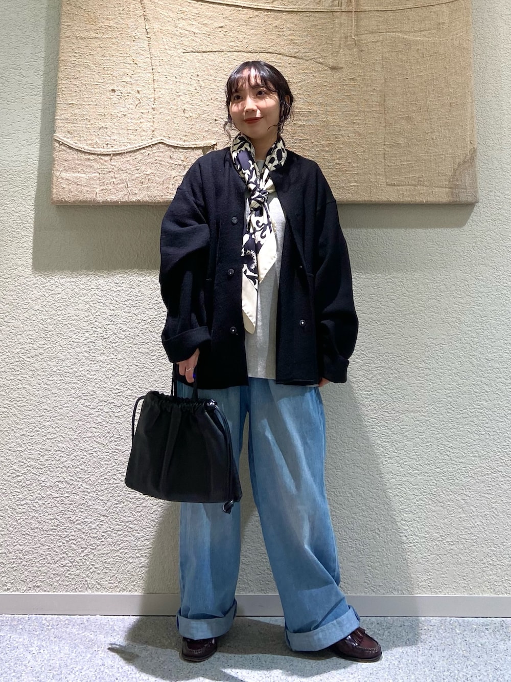 ブラック系のノーカラージャケット、ブラック系のノーカラージャケット、ベージュ系のニット/セーターを着用したレディースの秋コーディネートの6枚目の写真