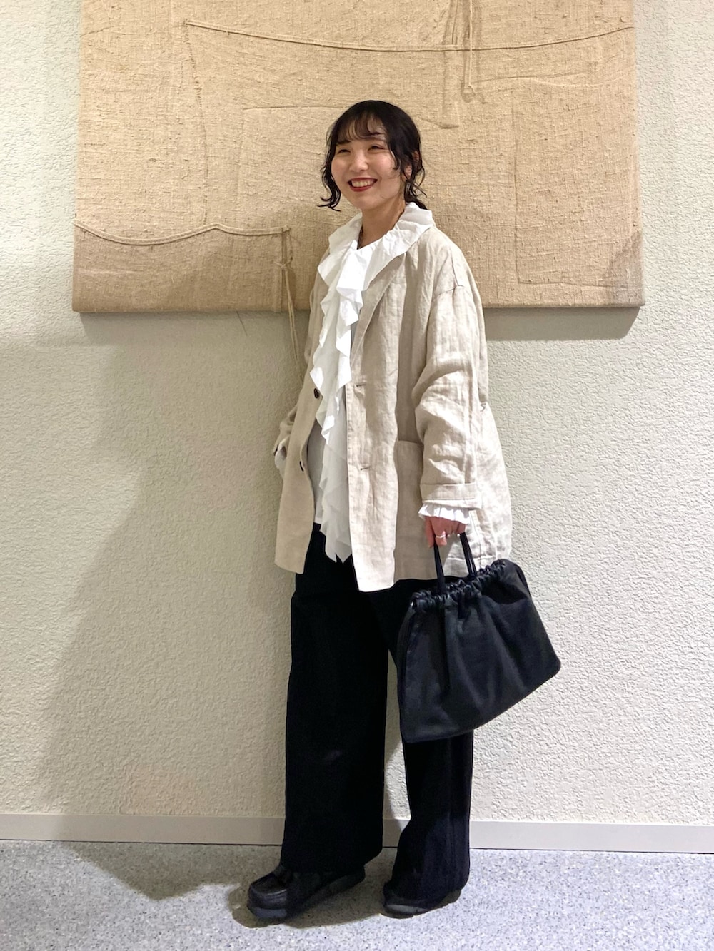 ホワイト系のシャツ/ブラウス、ホワイト系のシャツ/ブラウス、ブラック系のその他パンツを着用したレディースの冬コーディネートの2枚目の写真