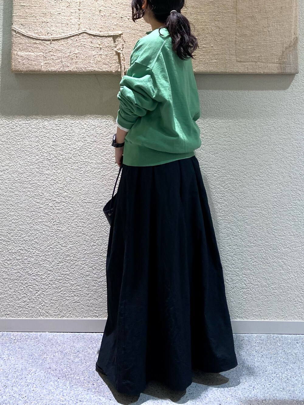 グリーン系のニット/セーター、グリーン系のニット/セーター、ホワイト系のTシャツ/カットソーを着用したレディースの冬コーディネートの3枚目の写真