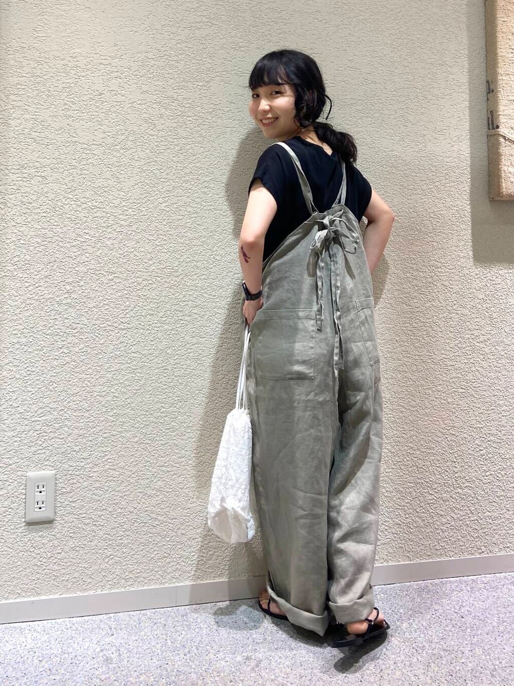 ベージュ系のサロペット/オーバーオール、ホワイト系のショルダーバッグ、ブラック系のTシャツ/カットソーを着用したレディースの夏コーディネートの3枚目の写真