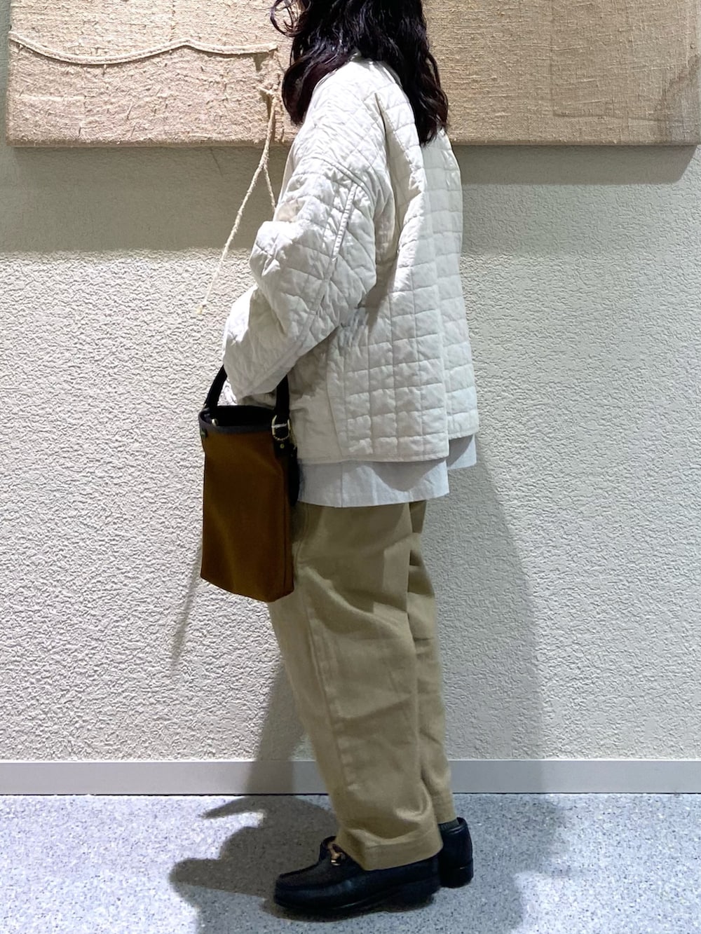 グレー系のシャツ/ブラウス、ホワイト系のダウンジャケット/コート、グレー系のシャツ/ブラウスを着用したレディースの冬コーディネートの3枚目の写真