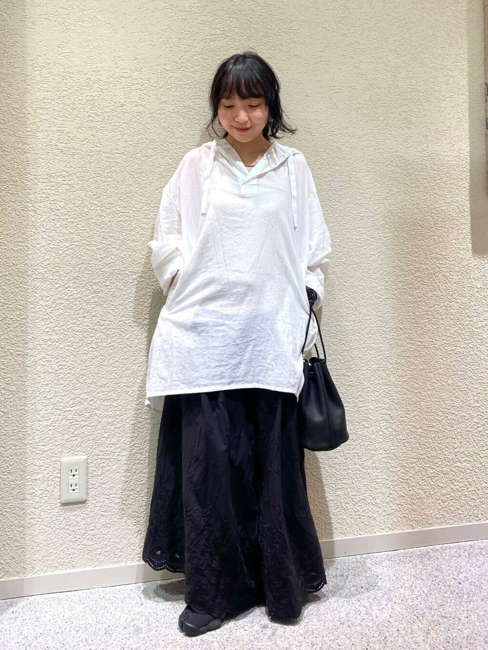 ブラック系のその他パンツ、ホワイト系のシャツ/ブラウス、ブラック系のその他雑貨を着用したレディースの夏コーディネートの7枚目の写真