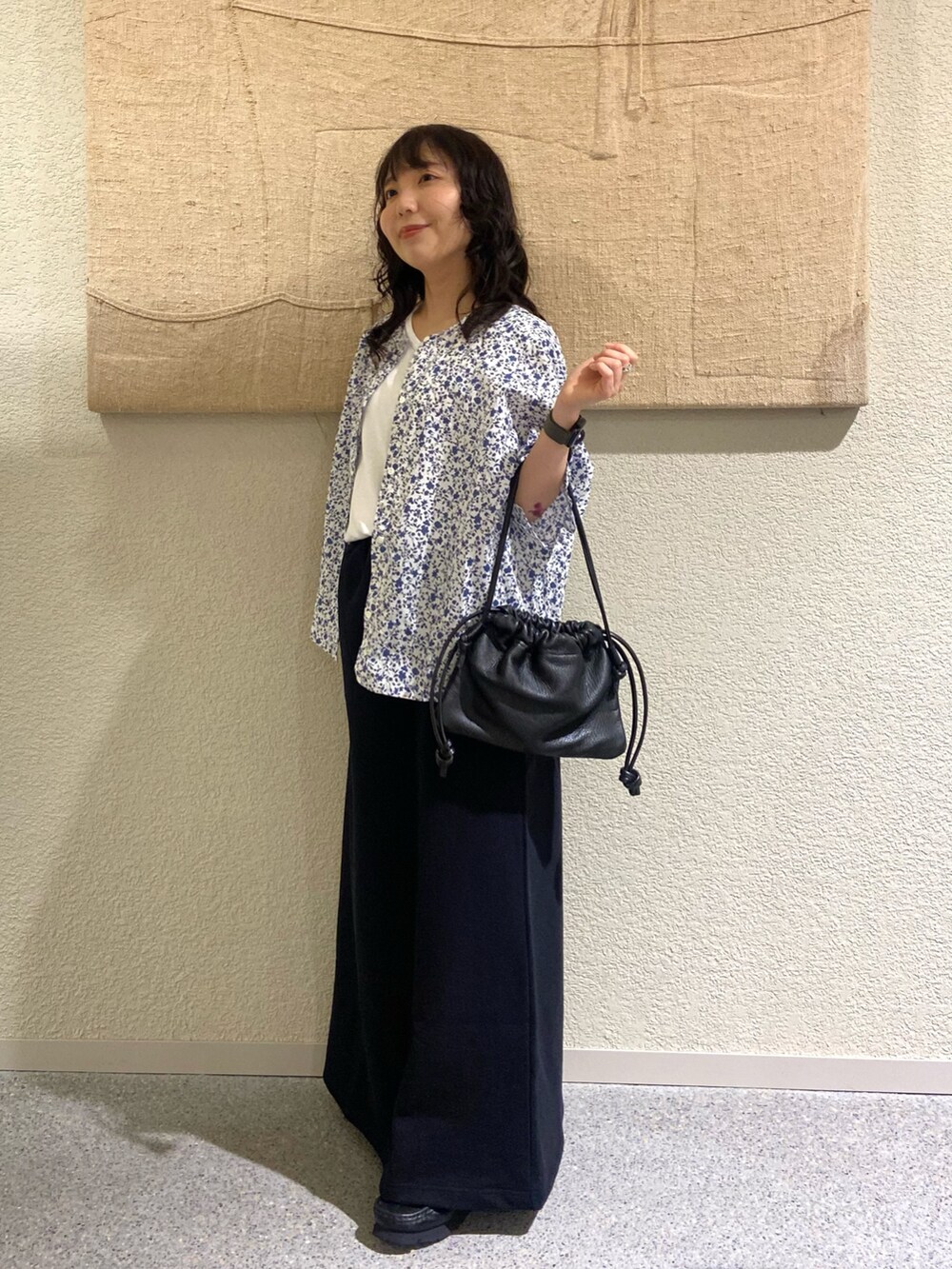 ホワイト系のカーディガン/ボレロ、ホワイト系のタンクトップ、ブラック系のスカートを着用したレディースの夏コーディネートの3枚目の写真