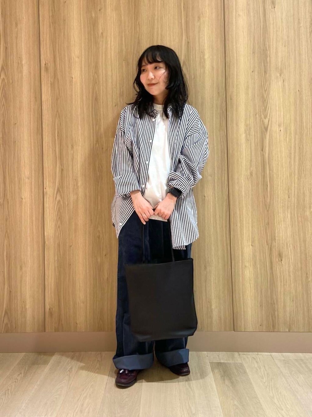 その他のシャツ/ブラウス、ブルー系のその他パンツ、ブラック系のトートバッグを着用したレディースの冬コーディネートの6枚目の写真