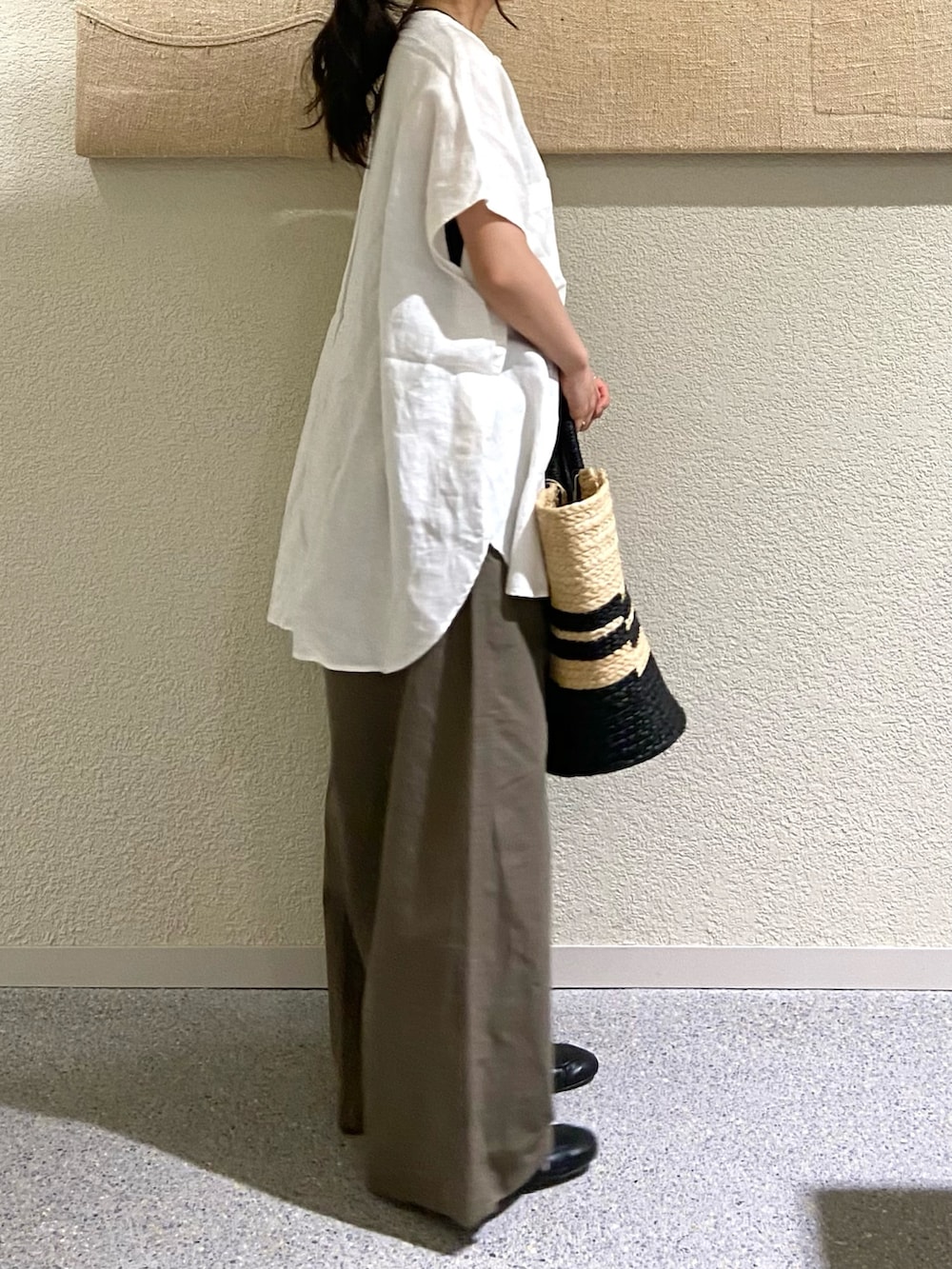 ホワイト系のシャツ/ブラウス、ホワイト系のシャツ/ブラウス、グリーン系のその他パンツを着用したレディースの夏コーディネートの4枚目の写真
