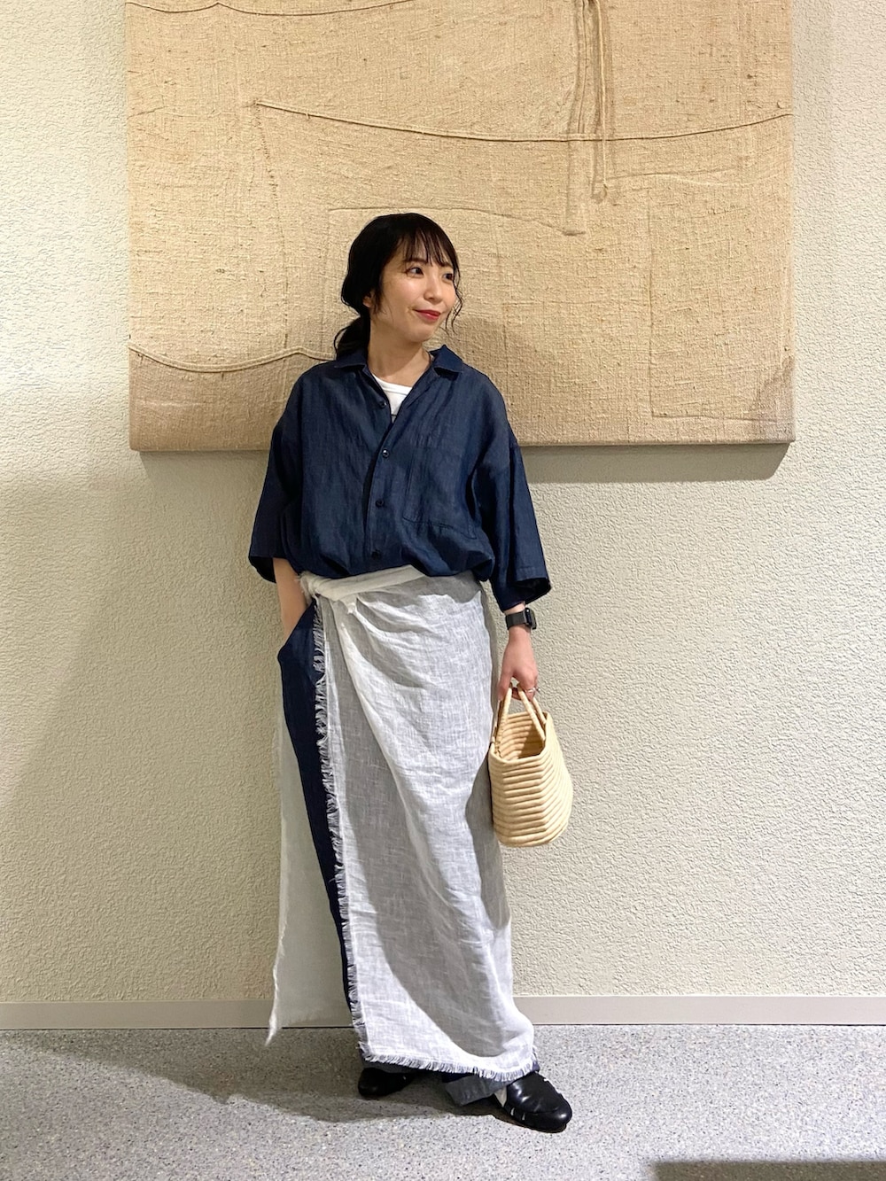 ブルー系のその他パンツ、ブルー系のその他パンツ、ベージュ系のかごバッグを着用したレディースの夏コーディネートの2枚目の写真