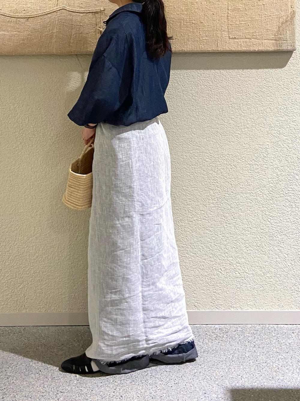 ブルー系のその他パンツ、ブルー系のその他パンツ、ベージュ系のかごバッグを着用したレディースの夏コーディネートの3枚目の写真