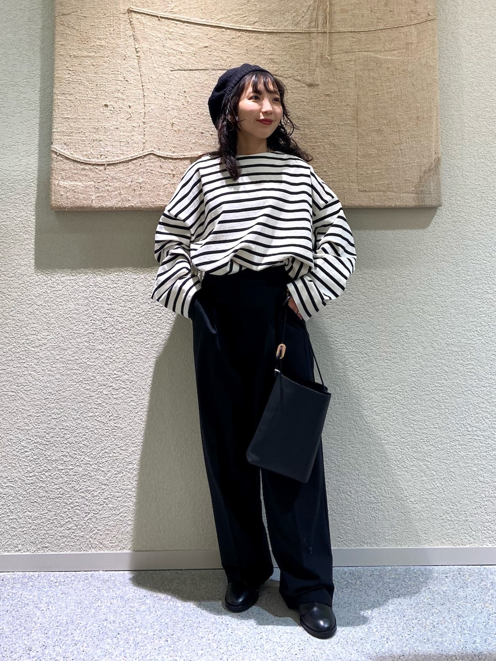 ブラック系のショルダーバッグ、ブラック系のその他パンツ、ブラック系のその他パンツを着用したレディースの冬コーディネートの3枚目の写真