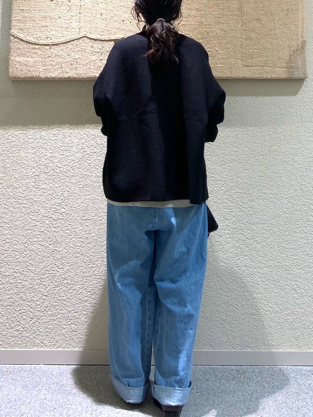 ブラック系のノーカラージャケット、ブラック系のノーカラージャケット、ベージュ系のニット/セーターを着用したレディースの秋コーディネートの4枚目の写真