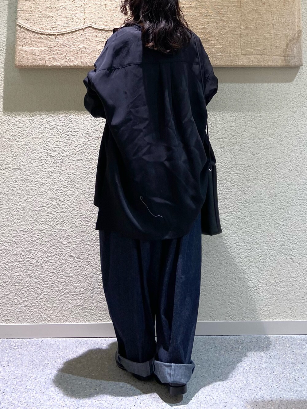 ブラック系のシャツ/ブラウス、グレー系のTシャツ/カットソー、グレー系のTシャツ/カットソーを着用したレディースの冬コーディネートの4枚目の写真