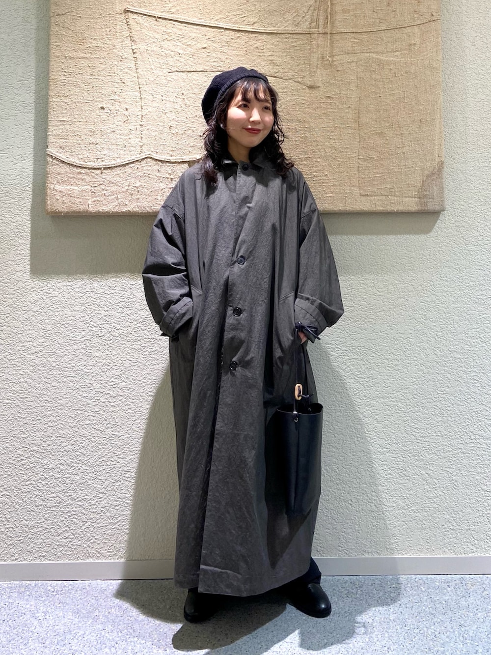 ブラック系のショルダーバッグ、ブラック系のその他パンツ、ブラック系のその他パンツを着用したレディースの冬コーディネートの7枚目の写真