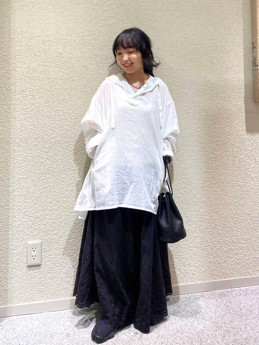 ブラック系のその他パンツ、ホワイト系のシャツ/ブラウス、ブラック系のその他雑貨を着用したレディースの夏コーディネートの3枚目の写真