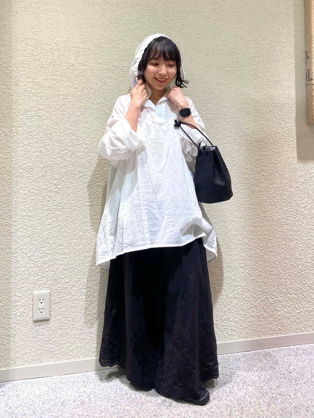 ブラック系のその他パンツ、ホワイト系のシャツ/ブラウス、ブラック系のその他雑貨を着用したレディースの夏コーディネートの4枚目の写真