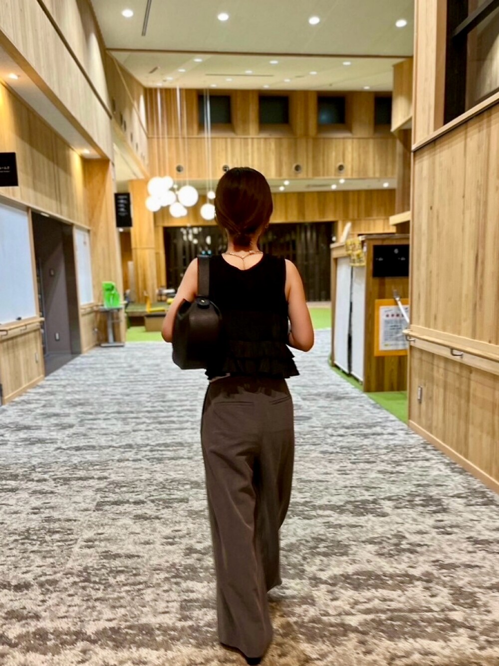 ブラック系のキャミソール、ブラック系のハンドバッグ、グレー系のその他パンツを着用したレディースの夏コーディネートの2枚目の写真