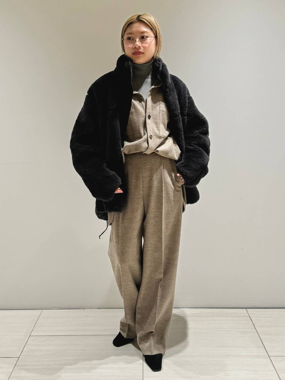 「モード、ヘルシー、ベーシック/シンプル、Chaos、セットアップ、シャツ、ワイドパンツ、アウター、ブルゾン、メガネ」｜「ChaosのChaos(カオス)/18Gシルクリブタートルネックニット（ニット/セーター、グレー系）」を使った、AYUMIさん（レディース・158cm）の秋コーディネートの4枚目の写真
