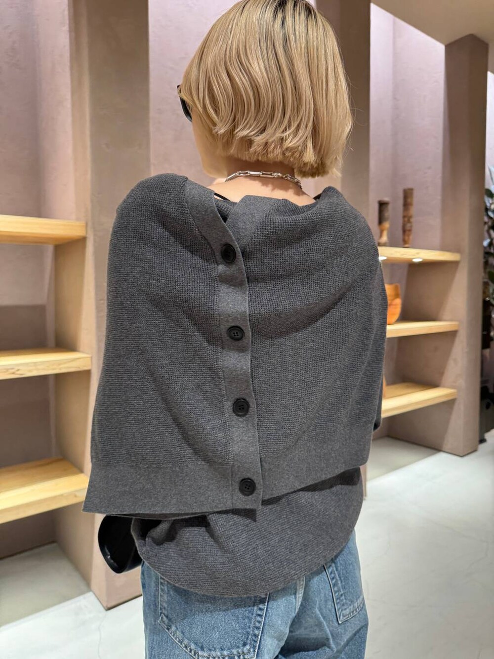 ブルー系のデニムパンツ、グレー系のニット/セーター、グレー系のカーディガン/ボレロを着用したレディースの夏コーディネートの7枚目の写真