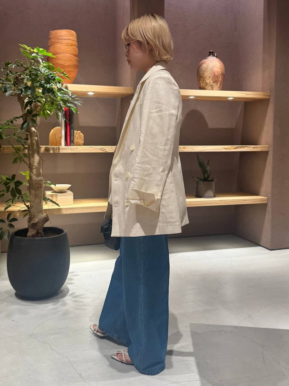 「モード、ヘルシー、ベーシック/シンプル、Chaos、ジャケット、チューブトップ、ワイドパンツ、デニムパンツ」｜「ChaosのChaos(カオス)/ ファームノームベスト　◆セットアップ可◆（ベスト、ホワイト系）」を使った、AYUMIさん（レディース・159cm）の夏コーディネートの2枚目の写真